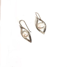 Load image into Gallery viewer, Hammered Sterling Silver Earrings,Freshwater Pearls Earrings,Spinning Pearls Earrings,Topaz Jewelry

